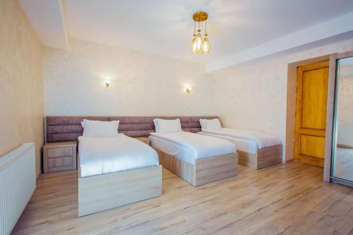 Standaard driepersoonskamer | Geluiddichte muren, gratis wifi, beddengoed