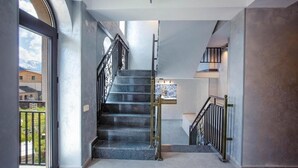 Un intérieur moderne avec un escalier menant à un deuxième étage.