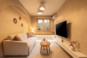 TV - Gaia Nest 1-bedroom apartment in Piraeus (Pireas)