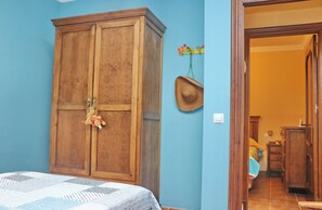 3 bedrooms, iron/ironing board, bed sheets