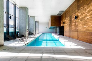 Indoor pool - Cozy Studio Apt Near Southern Cross & City Views (Melbourne)