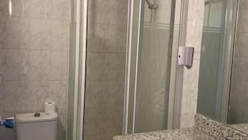 Singola Junior | Bagno | Pantofole, asciugamani, sapone, shampoo