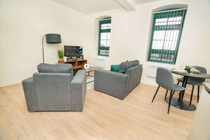 Televisión y oficina 