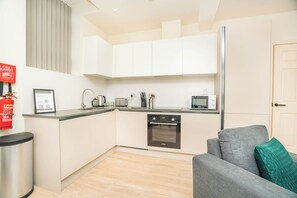 Refrigerador, microondas, horno y parrilla de estufa 