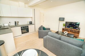 Televisión y oficina 