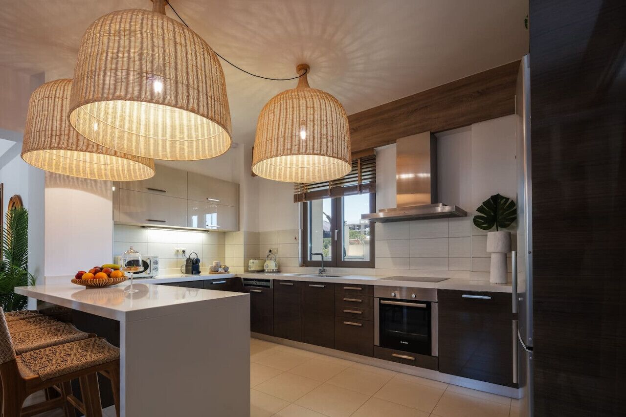 Køleskab, mikrobølgeovn, ovn, kogeplade