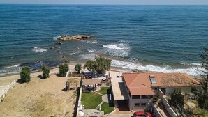 Une propriété située sur la côte, dotée d’un patio, d’un petit jardin et offrant une vue sur la mer.