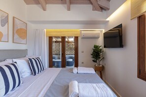 1 chambre, bureau, fer et planche à repasser, lit de bébé portatif