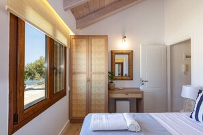 1 soverom, skrivebord, strykejern/-brett og reiseseng for barn