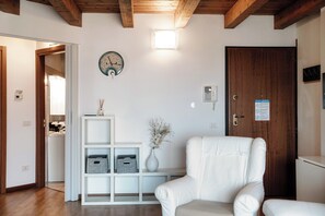 Appartement, vue sur le lac | Aire de séjour | Téléviseur à écran plat de 32 po avec télévision numérique