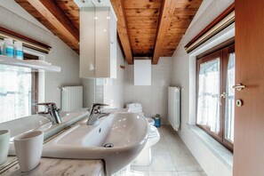 Apartamento, vista para o lago | Banheiro | Chuveiro, secador de cabelo, bidê, toalhas de banho