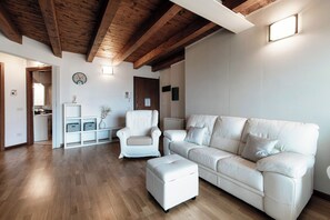 Departamento, vista al lago | Área de sala de estar | Televisión de pantalla plana de 32 pulgadas con canales digitales 