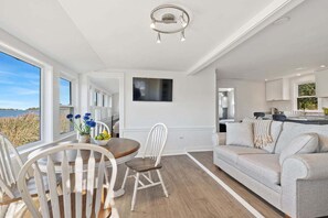 TV - Town Cove Cottage: 056-OT  Charming Waterfront Cottage on Town Cove – Orleans (Orleans)