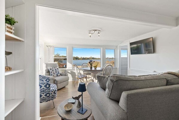 TV - Town Cove Cottage: 056-OT  Charming Waterfront Cottage on Town Cove – Orleans (Orleans)