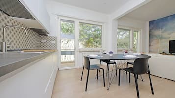 Apartamento, sacada | Cozinha privada | Máquina de café expresso, chaleira elétrica, torradeira