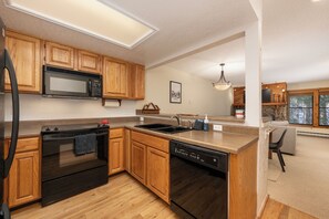 Fridge, microwave, oven, stovetop - Creekside 502 Winter Park Colorado (Winter Park)