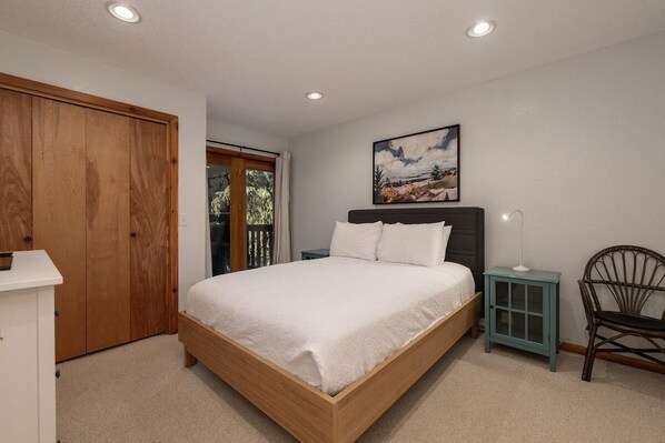 2 bedrooms, iron/ironing board, Internet, bed sheets