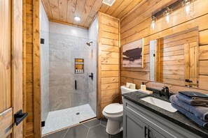 Shower, jetted tub, hair dryer, towels - Pigeon Forge Retreat - Indoor Pool,HotTub & Arcade (Pigeon Forge)