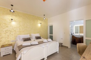 Espacio para trabajar con laptop, wifi gratis y ropa de cama