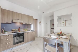 Standaard appartement, 3 slaapkamers (Pino 5 - 3 bedrooms Near The Sea) | Privékeuken | Een koelkast, een kookplaat, een koffiezetapparaat/waterkoker