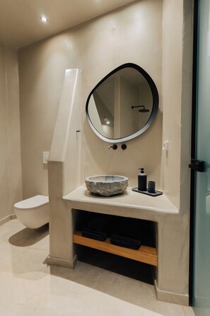 Suite | Bathroom | Free toiletries, hair dryer, towels, soap