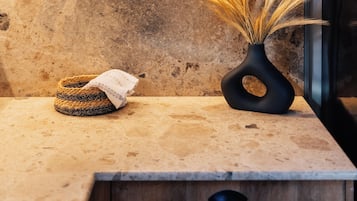 Suite Comfort, vista cortile | Cucina privata | Frigorifero, forno, piano cottura, pentole/stoviglie/utensili