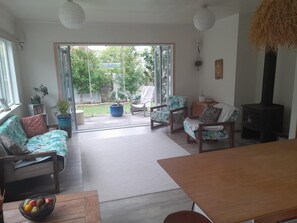 Living area - Summer Getaway close to the beach (Gisborne)