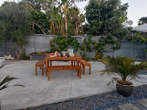 Outdoor dining - Summer Getaway close to the beach (Gisborne)