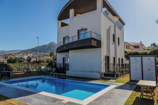 Chambre Quadruple, patio, côté cour intérieure | Vue de la chambre