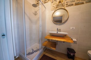 Fyrbäddsrum - utsikt mot bergen | Badrum