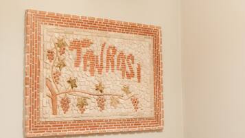 Ein Wandbild mit Ziegelmuster und Weinreben.
