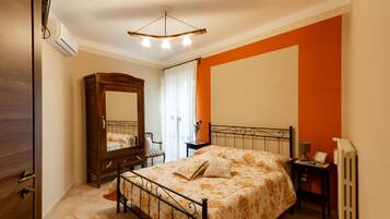 Quarto triplo | Ferros/tábuas de passar roupa, Wi-Fi de cortesia, roupa de cama