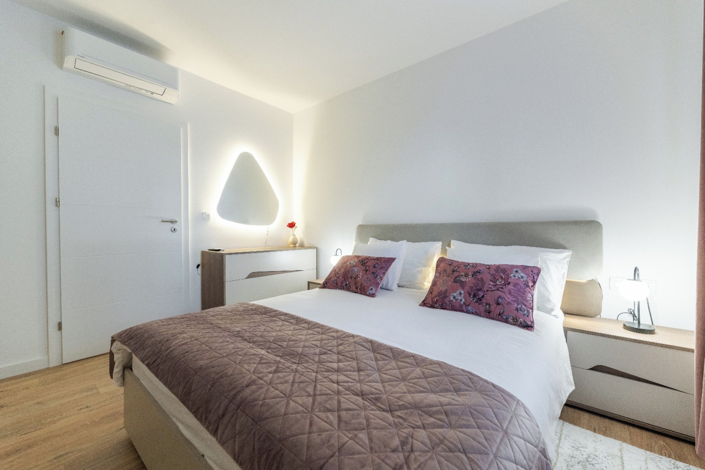 Apartemen Superior, 1 kamar tidur, pemandangan halaman | 1 kamar tidur, seprai premium, busa memori, dan didekorasi berbeda-beda