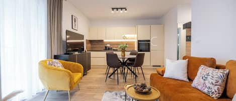 Appartement Supérieur, 1 chambre, vue cour intérieure | Coin séjour | TV connectée de 43 pouces avec chaînes numériques