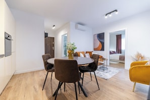 Superior-Apartment, 1 Schlafzimmer, Blick auf den Innenhof | Wohnbereich | 43-Zoll-Smart-TV mit Digitalempfang