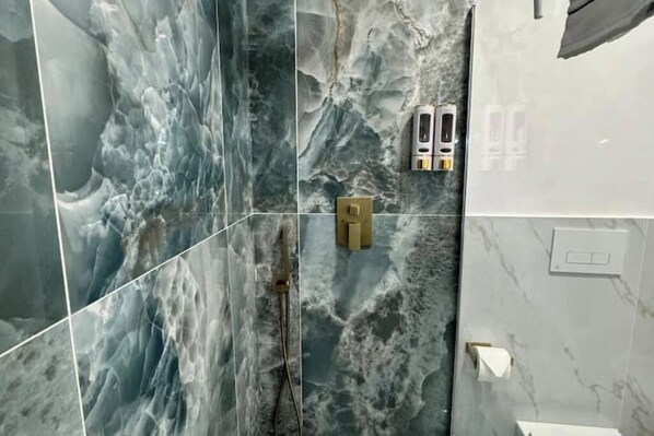 Douche, séchoir à cheveux, bidet, serviettes fournies