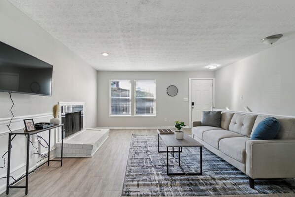 Smart TV, chimenea y oficina 