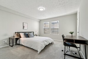 2 habitaciones, escritorio y tabla de planchar con plancha 