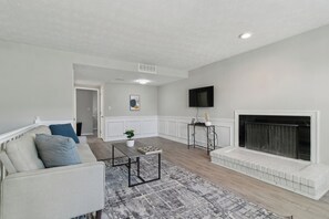 Smart TV, chimenea y oficina 