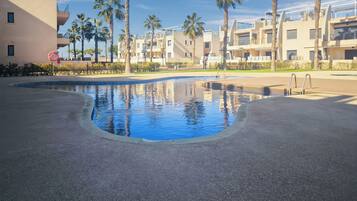 Apartemen, 2 kamar tidur, teras, pemandangan kebun | Kolam renang | Kolam renang outdoor