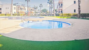 Appartement, 2 slaapkamers, terras, uitzicht op tuin | Zwembad | Een buitenzwembad