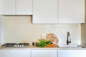 Frigorífico, microondas, horno y placa de cocina
