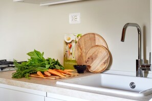 冷蔵庫、電子レンジ、オーブン、コンロ