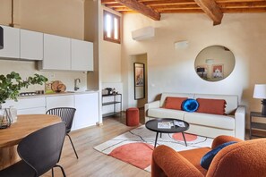 Un espacio moderno para vivir con cocina, comedor y zona de estar.