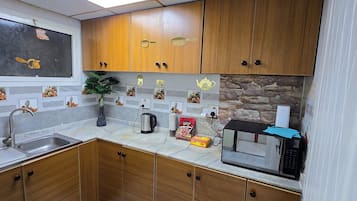 Standard Shared Dormitory, Mixed Dorm, Non Smoking | Private kitchen | Full-size fridge, microwave, electric kettle, spices