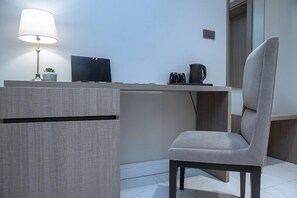Apartamento luxo, sacada, vista para a cidade | 2 quartos, cofres nos quartos, escrivaninha