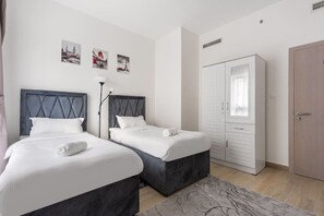 2 habitaciones, escritorio, tabla de planchar con plancha y wifi