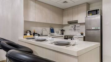 Réfrigérateur, micro-ondes, four, plaque de cuisson