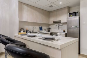 Jääkaappi, mikroaaltouuni, uuni, liesi