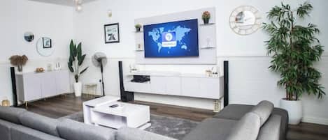 Family Apartment, Balcony, City View | Living area